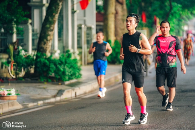 Runner chạy tại Hồ Gươm, Hà Nội vào sáng sớm. Ảnh: HanoinRomeyes