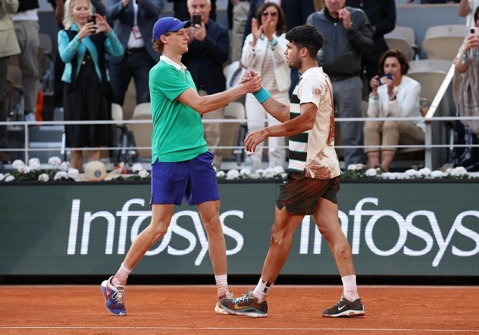 Sinner (trái) chúc mừng Alcaraz, sau chung kết Roland Garros, trên sân Philippe Chatrier, Paris, Pháp hôm 8/6. Ảnh: Reuters