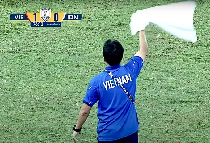 HLV thể lực Yoon Dong-hun vẫy khăn trắng ở phút 77 trận Việt Nam thắng Indonesia 1-0 ở chung kết U23 Đông Nam Á 2025, trên sân Gelora Bung Karno, Indonesia, ngày 29/7/2025. Ảnh: Chụp màn hình