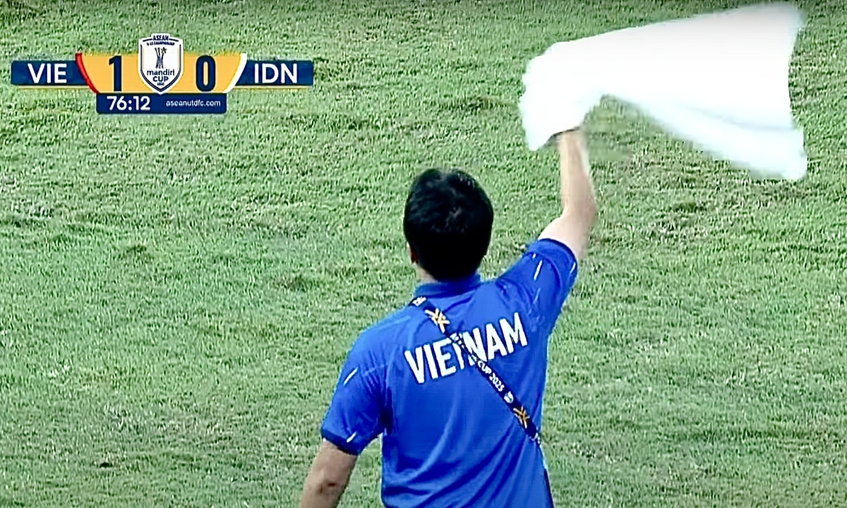 Vì sao trợ lý HLV U23 Việt Nam vẫy khăn trắng?