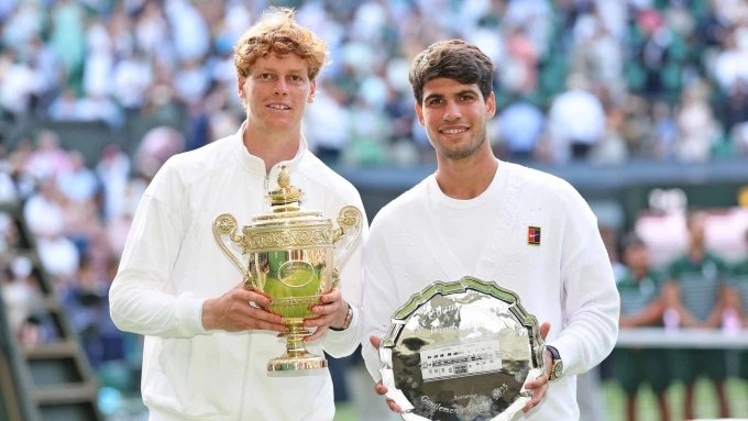 Alcaraz (phải) và Sinner, sau khi nhận giải ở chung kết Wimbledon, trên sân Trung tâm All England Club, London, Anh hôm 13/7. Ảnh: Reuters