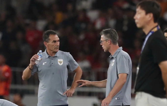 HLV Gerald Vanenburg (cầm chai nước) trong trận chung kết Việt Nam - Indonesia tại giải U23 Đông Nam Á 2025, trên sân Gelora Bung Karno tối 29/7. Ảnh: Anh Khoa