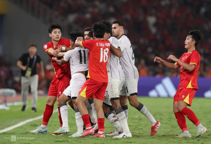 Tiền đạo Việt Nam Nguyễn Đình Bắc (trái) xô xát với cầu thủ Indonesia ở chung kết U23 Đông Nam Á 2025, trên sân Gelora Bung Karno, Indonesia, ngày 29/7/2025. Ảnh: Hai Tư