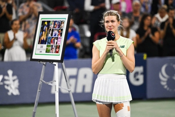 Bouchard rơi lệ khi tạm biệt khán giả, tại vòng hai Canada Mở rộng trên sân Trung tâm ở Montreal hôm 30/7. Ảnh: Reuters