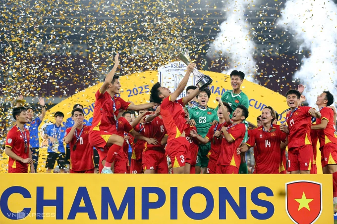 Các cầu thủ Việt Nam nâng Cup trên sân Gelora Bung Karno, Jakarta, Indonesia ngày 29/7/2025. Ảnh: Hai Tư
