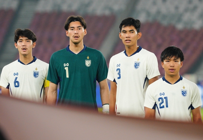 Cầu thủ Thái Lan hát quốc ca trước khi gặp Philippines ở trận tranh giải ba U23 Đông Nam Á 2025, trên sân Gelora Bung Karno, Indonesia ngày 28/7/2025. Ảnh: Changsuek