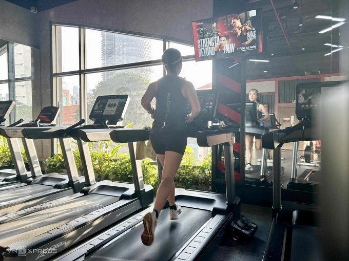 Tập luyện trên máy chạy giúp runner giữ nhịp độ, đảm bảo đáp ứng yêu cầu về mileage theo giáo án vào những buổi gặp thời tiết cực đoan như mưa to, giông sét hoặc nắng nóng, độ ẩm quá cao. Ảnh: Hoàng Yến