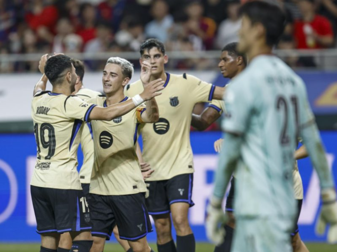 Các cầu thủ Barca mừng bàn của Gavi. Ảnh: EFE