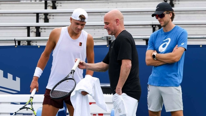 Agassi (giữa) chỉ dẫn cho Rune tại Mubadala Citi DC Open ở Washington, Mỹ hôm 21/7. Ảnh: Mubadala Citi DC Open