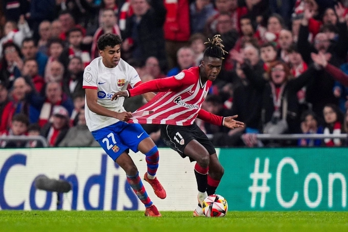 Lamine Yamal (trái) níu áo Nico Williams trong trận Barca làm khách của Bilbao trên sân San Mames ở La Liga mùa trước. Ảnh: EFE