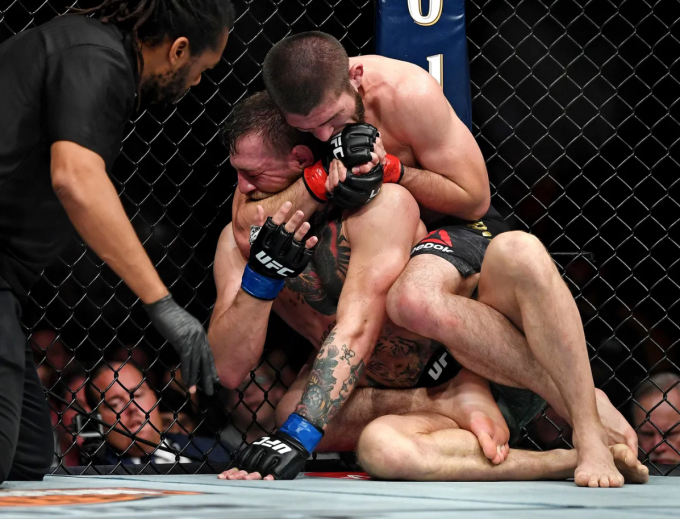 Khabib Nurmagomedov thắng Conor McGregor bằng đòn siết cổ tại sự kiện UFC 229 hồi tháng 10/2018. Ảnh: USA TODAY