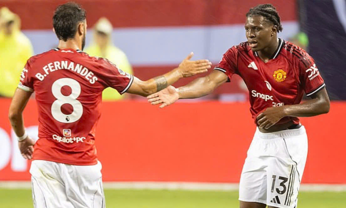 Dorgu (phải) sau khi ghi bàn nâng tỷ số lên 2-0 cho Man Utd trước Bournemouth trên sân Soldier, thành phố Chicago, bang Illinois, Mỹ tối 30/7/2025. Ảnh: Daily Mail