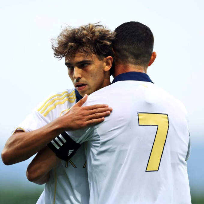 Ronaldo ôm Felix mừng bàn trong trận Al Nassr thắng Toulouse trên sân Grodig, Áo ngày 30/7/2025.
