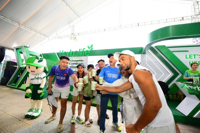 Runner trải nghiệm các hoạt động tại gian hàng Herbalife tại giải VM Nha Trang năm ngoái. Ảnh: VM