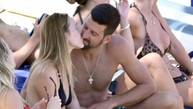 Djokovic hôn vợ Jelena ở đảo Mykonos, Hy Lạp hôm 30/7. Ảnh: Sports Mail