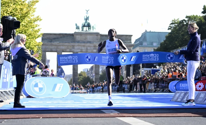 Assefa về nhất và lập kỷ lục thế giới với 2 giờ 11 phút 53 giây ở Berlin Marathon ngày 24/9/2023. Ảnh: AFP
