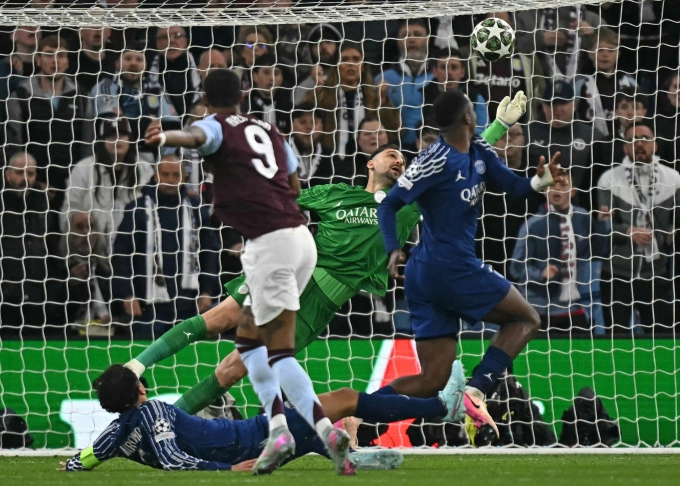 Thủ môn Gianluigi Donnarumma bay người cứu thua sau cú sút của Marcus Rashford trong trận PSG thua Aston Villa 2-3 trên sân Villa Park, Birmingham, Anh ở lượt về tứ kết Champions League ngày 15/4. Ảnh: AFP