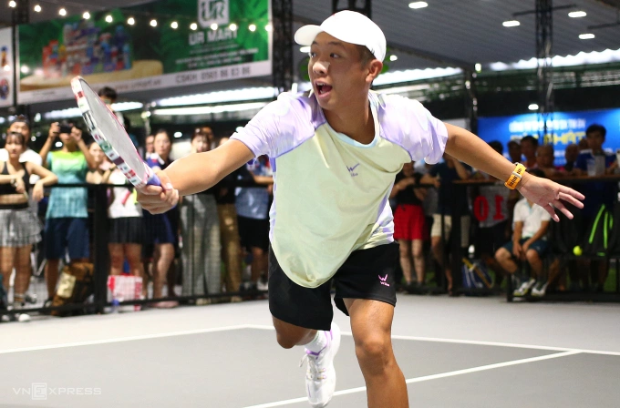 Quang Dương trong một sự kiện giao lưu pickleball với người hâm mộ Việt Nam tại TP HCM, ngày 23/7. Ảnh: Đức Đồng