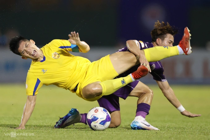 Quảng Nam (áo vàng) hòa Bình Dương 0-0 ở V-League 2024-2025, trên sân Bình Dương, ngày 11/5/2025. Ảnh: Đức Đồng