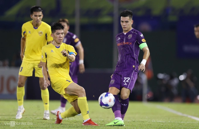 Nguyễn Tiến Linh (số 22) thi đấu trong trận Bình Dương hòa Quảng Nam 0-0 ở V-League 2024-2025, trên sân Bình Dương, ngày 11/5/2025. Ảnh: Đức Đồng