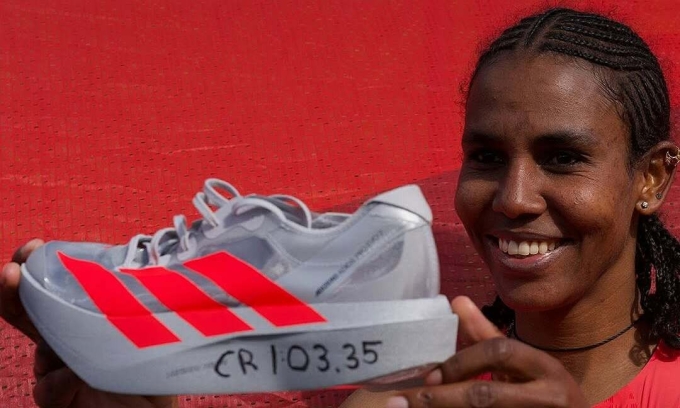 Siêu giày mới nhất của adidas - Adizero Adios Pro Evo 2 - trên tay Tesfay khi runner Ethiopia 27 tuổi mừng vô địch Berlin Half Marathon 2025 ngày 6/4. Ảnh: SSC Events