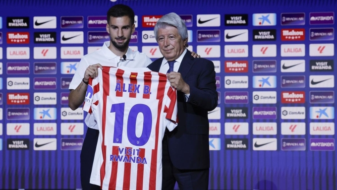 Baena (trái) là ngôi sao đắt giá mới nhất gia nhập Atletico Madrid. Ảnh: Atletico