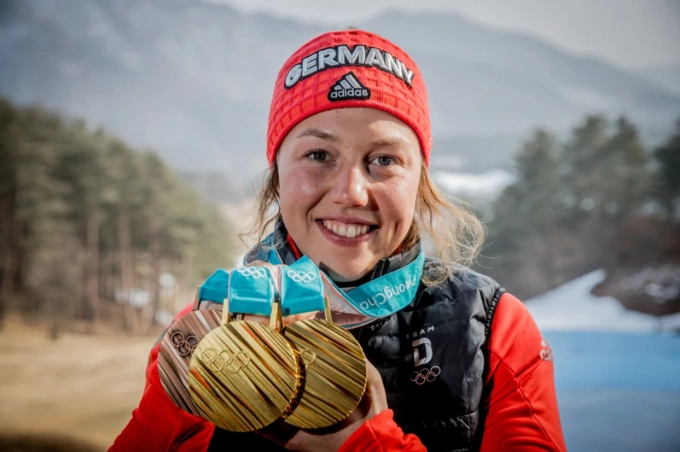 Laura Dahlmeier khoe ba tấm huy chương tại Thế vận hội Mùa đông ở Pyeongchang, Hàn Quốc, năm 2018. Ảnh: DPA