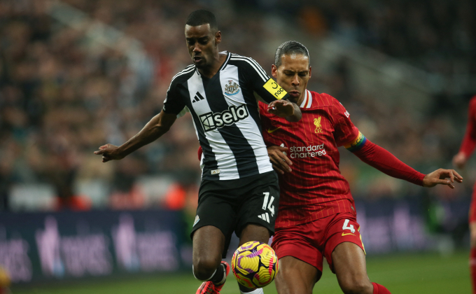 Tiền đạo Alexander Isak giữ bóng trước sự truy của của Virgil van Dijk trong trận Newcastle - Liverpool ở Ngoại hạng Anh trên sân St James Park ngày 4/12/2024. Ảnh: AFP