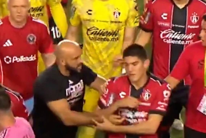 Cheuko (áo đen) va chạm với một cầu thủ Atlas sau trận Inter Miami thắng 2-1 hôm 31/7. Ảnh: X