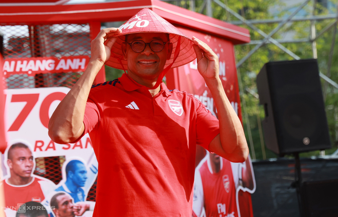 Gilberto Silva đội nón lá giao lưu với người hâm mộ chiều 2/8 tại đường Lê Lợi, TP HCM. Ảnh: Đức Đồng