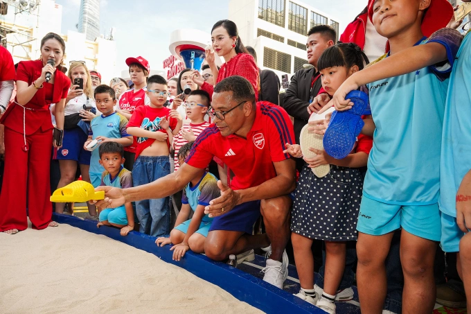Gilberto Silva tham gia trò chơi dân gian tạt dép cùng trẻ em Việt Nam tại đường Lê Lợi, TP HCM chiều 2/8. Ảnh: Đức Đồng