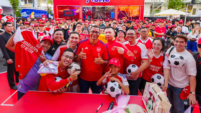 Hàng trăm fan Arsenal giao lưu cùng Gilberto Silva tại đường Lê Lợi, TP HCM chiều 2/8. Ảnh: Đức Đồng