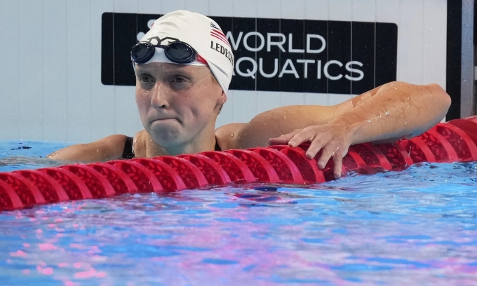Ledecky đăm chiêu sau một nội dung bơi tại giải VĐTG 2025 đang diễn ra ở Singapore. Ảnh: AP