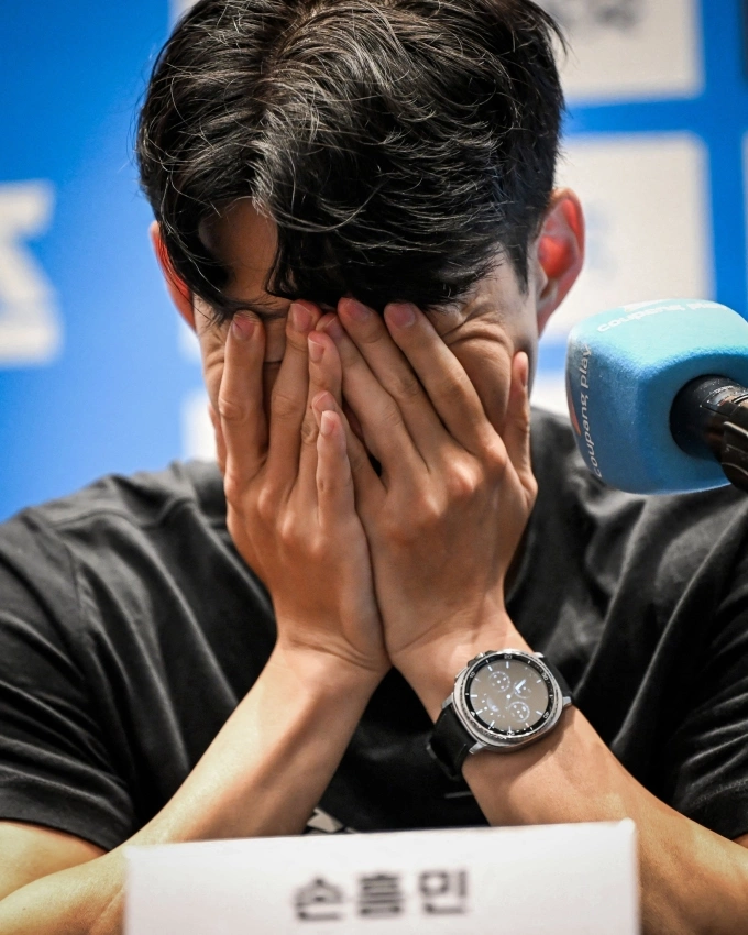 Son Heung-Min xúc động khi thông báo rời Tottenham trong buổi họp báo ngày 2/8. Ảnh: Bleacher