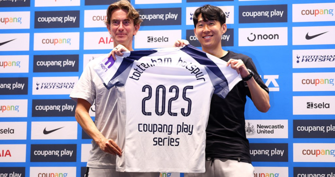 Son Heung-min (phải) và HLV Thomas Frank trong buổi họp báo tại Seoul. Ảnh: Tottenham