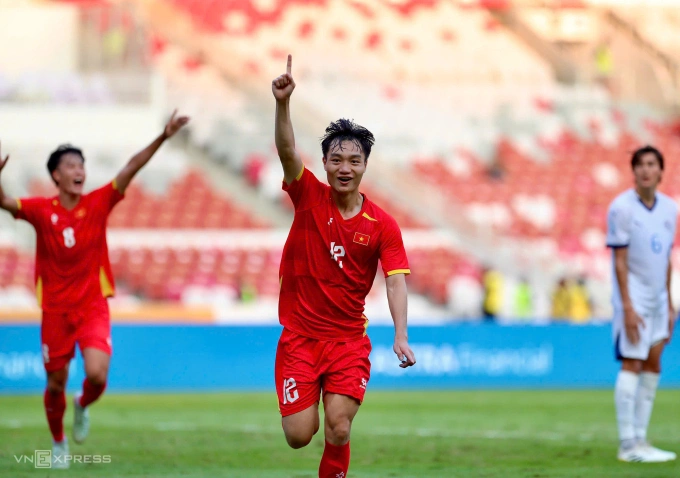 Tiền vệ PVF-CAND Nguyễn Xuân Bắc mừng bàn thắng ấn định tỷ số 2-1 cho Việt Nam trước Philippines ở bán kết U23 Đông Nam Á 2025. Ảnh: Hai Tư