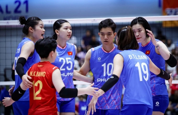 Đội tuyển bóng chuyền nữ Việt Nam thua ngược Thái Lan 2-3 ở SEA V-League tại nhà thi đấu Nakhon Ratchasima, tối 3/8.