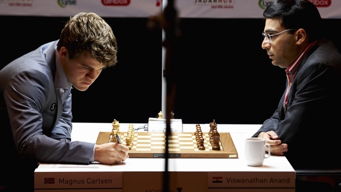 Carlsen (trái) và Anand trong trận chung kết cờ vua thế giới 2014 ở thành phố Sochi, Nga, tháng 11/2014. Ảnh: CNBC
