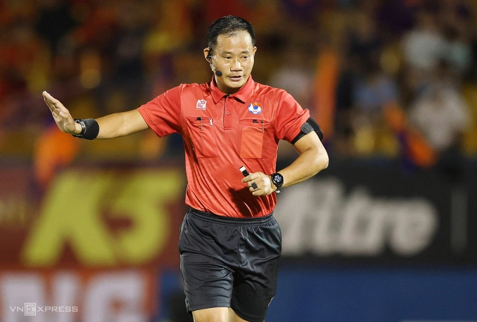 Trọng tài Trần Đình Thịnh điều khiển trận Bình Dương - Quảng Nam ở V-League 2024-2025. Ảnh: Đức Đồng