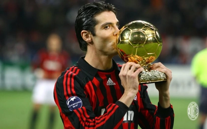 Kaka giành Quả Bóng Vàng 2007. Ảnh: AC Milan
