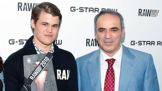 Kasparov (phải) và học trò cũ, Carlsen tại giải RAW World Chess Challenge ở thành phố New York, Mỹ, ngày 10/9/2010. Ảnh: CNN