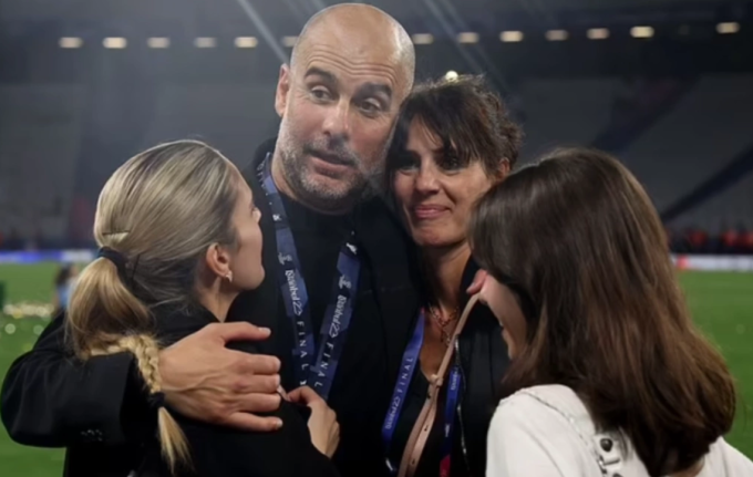Guardiola và Cristina chụp ảnh cùng các con gái sau khi Man City thắng Inter Milan 1-0 ở chung kết Champions League 2023 tại Istanbul. Ảnh: UEFA