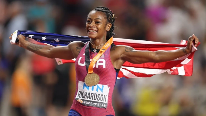 Sha’Carri Richardson ăn mừng sau khi về nhất chung kết 100m nữ tại Giải Vô địch Điền kinh Thế giới 2023, tổ chức tại sân vận động quốc gia ở Budapest, Hungary, ngày 21/8/2023. Ảnh: World Athletics
