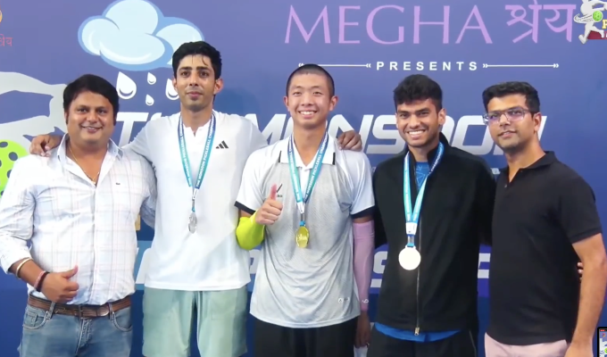 Quang Dương (giữa) nhận HC vàng nội dung đơn nam giải Moonsoon Pickleball Championship tại Navi Mumbai, Ấn Độ, tối 3/8. Ảnh: Thanh Nhàn