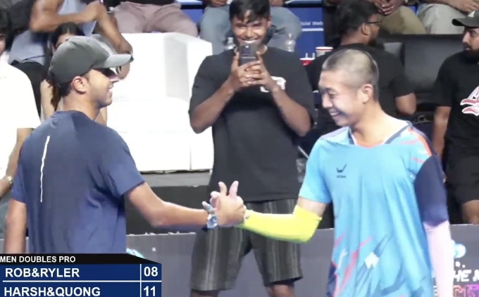 Quang Dương và Harsh mừng chức vô địch đôi nam giải Moonsoon Pickleball Championship tại Navi Mumbai, Ấn Độ, tối 3/8. Ảnh: Thanh Nhàn