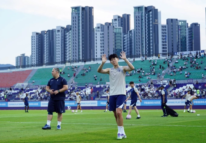 Son Heung-min trong buổi tập mở của Tottenham tại sân vận động World Cup Seoul, Hàn Quốc ngày 2/8. Ảnh: Tottenham