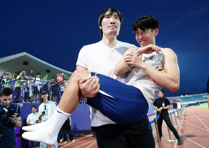 Choi Hong-man bế Son Heung-min tại sân vận động World Cup Seoul, Hàn Quốc ngày 2/8. Ảnh: Tottenham