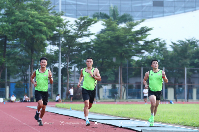 Các trọng tài kiểm tra thể lực trước V-League 2025-2026 tại Cung điền kinh Hà Nội ngày 3/8/2025. Ảnh: VFF