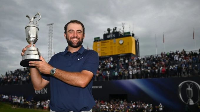 Scheffler nâng cup sau khi vô địch The Open trên sân Royal Portrush, Antrim, Bắc Ireland hôm 20/7.