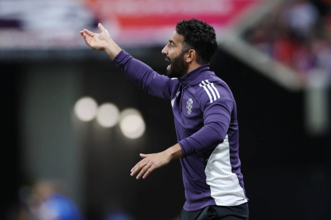 HLV Ruben Amorim chỉ đạo trong trận. Ảnh: Premier League